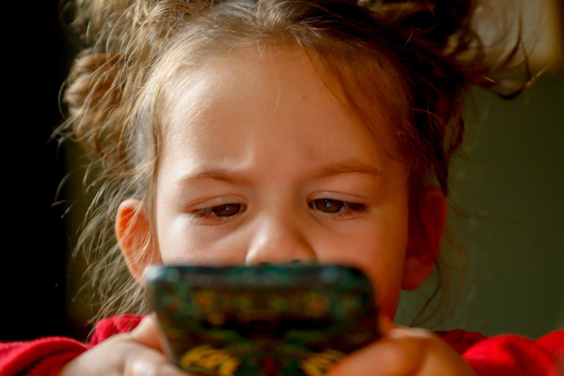 niña smartphone