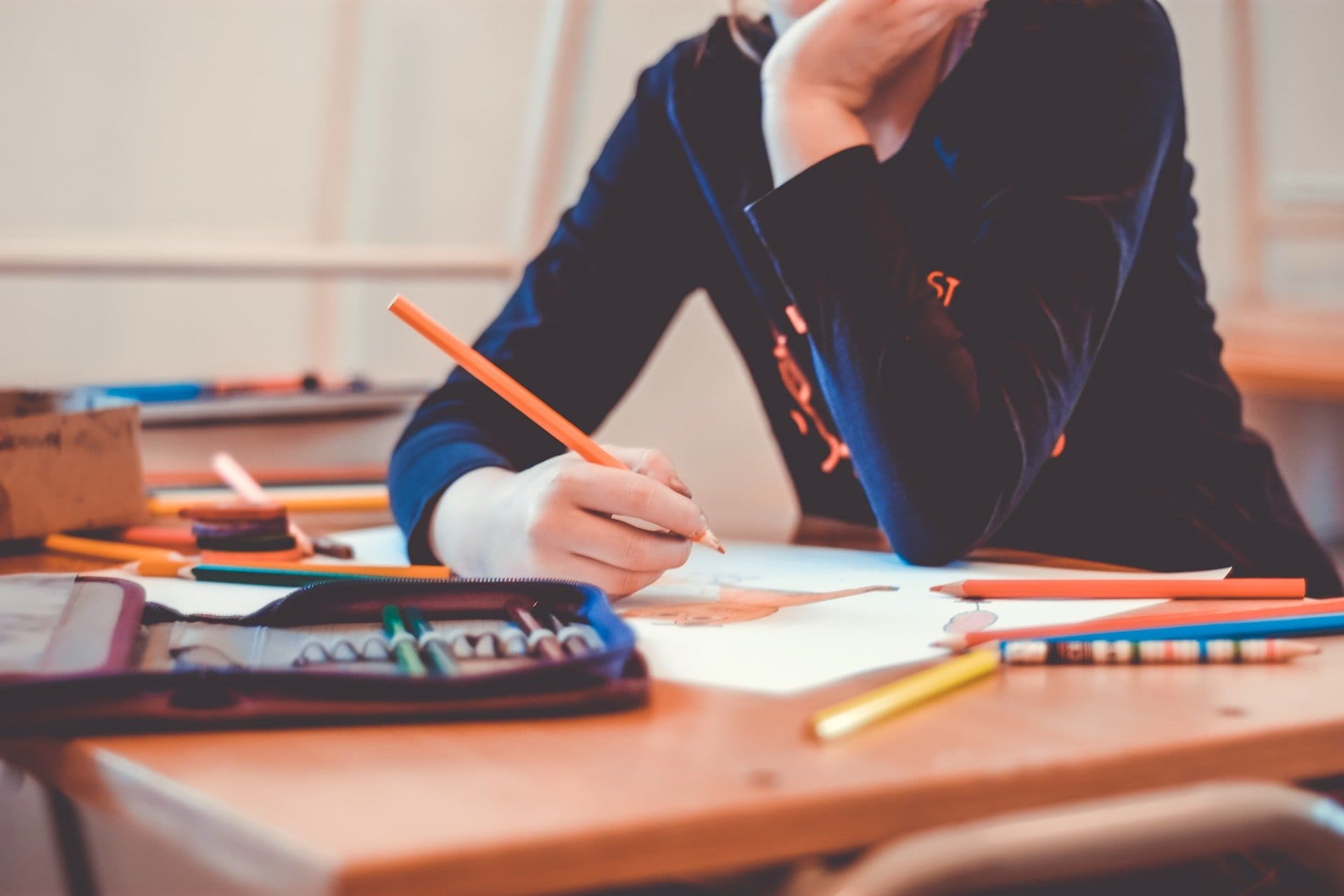 niña estudiando