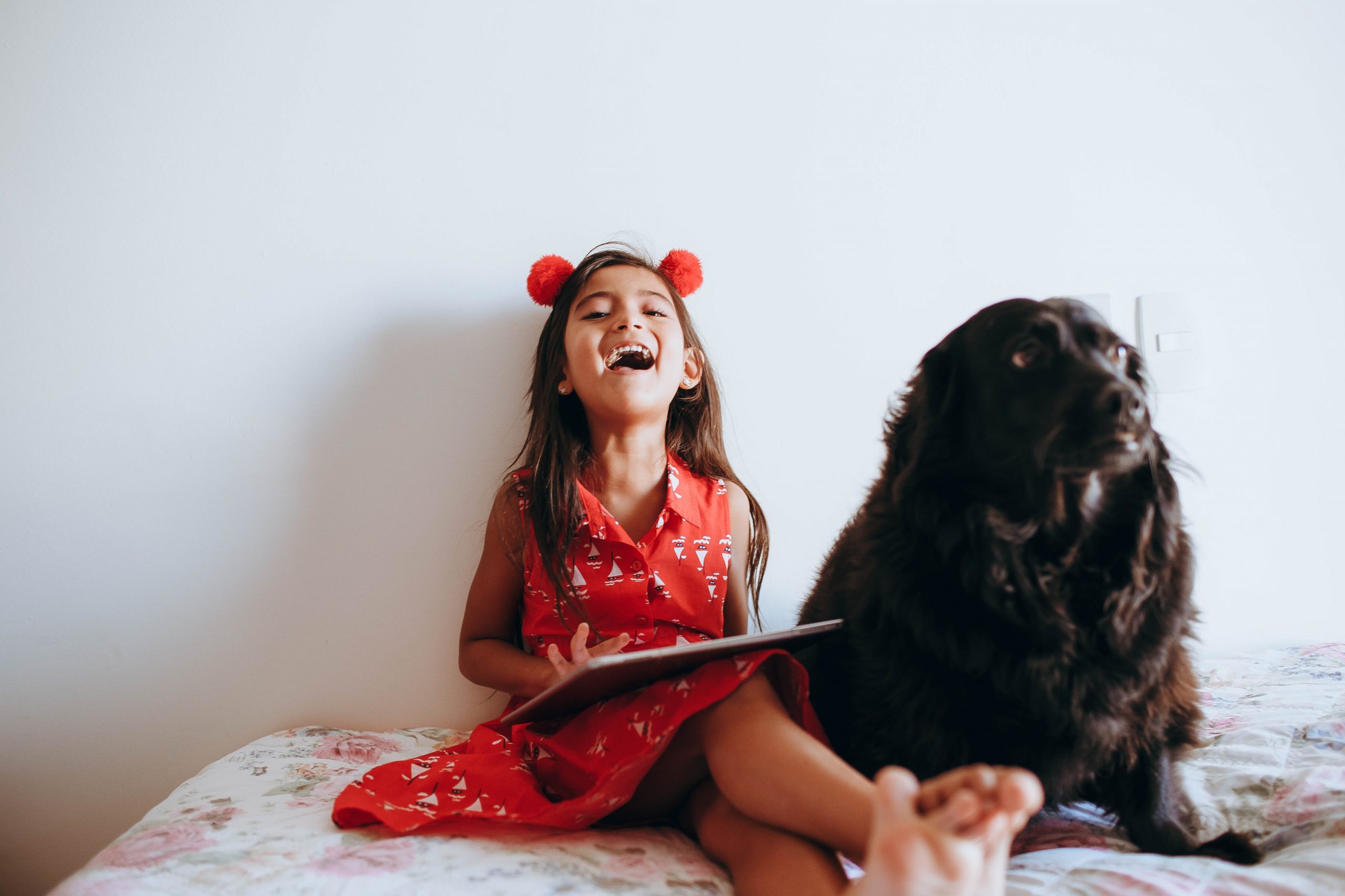 niña y perro